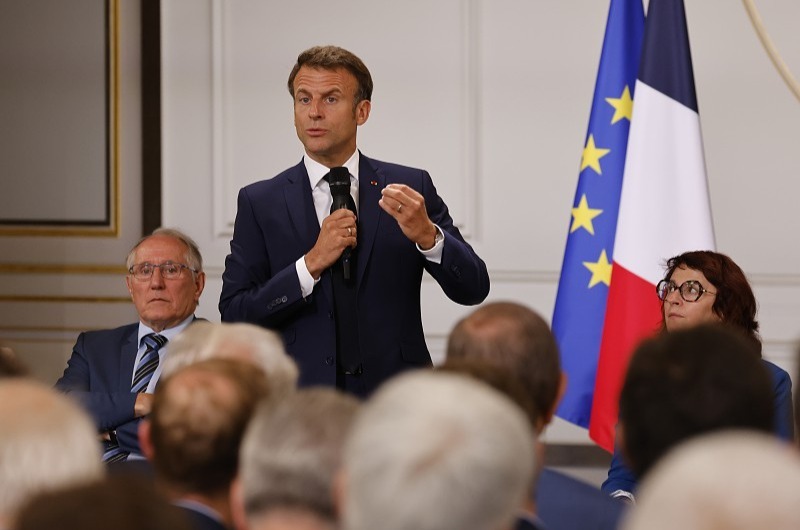 Macron veut punir financièrement les parents de jeunes qui ont provoqué des émeutes en France