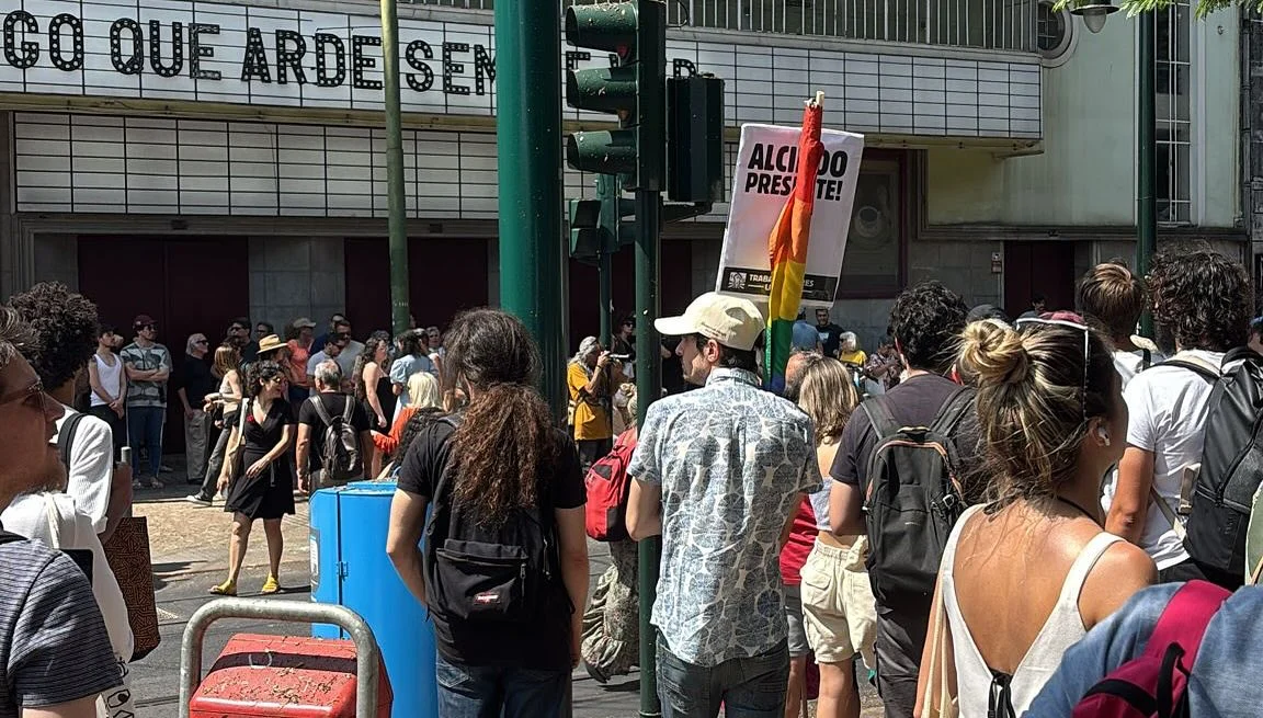 Manifestação à Frente Do Teatro A Barraca