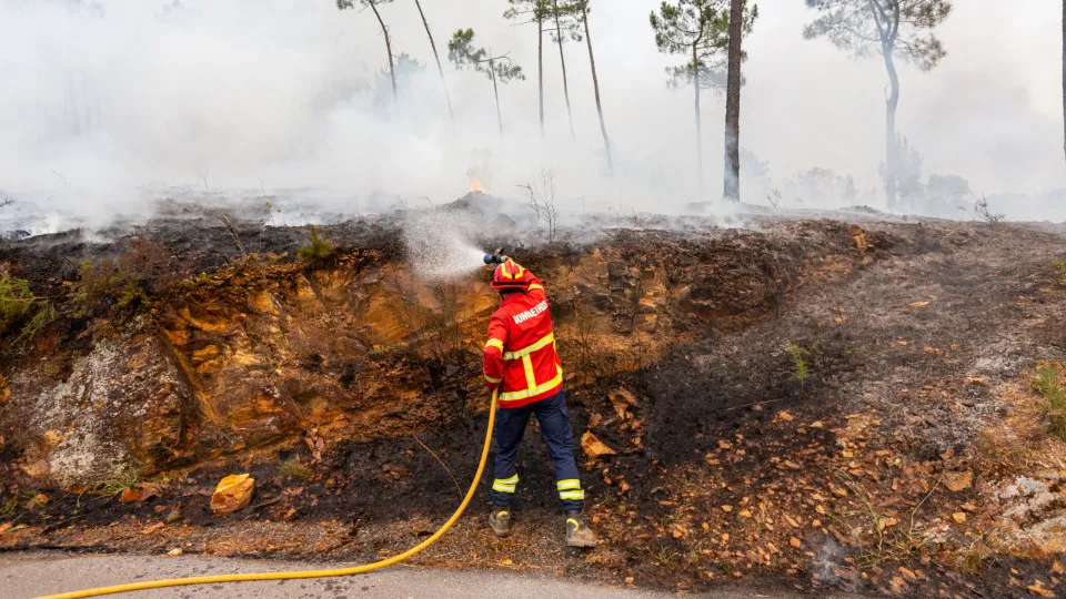 Bombeiro A Combater Incêndio