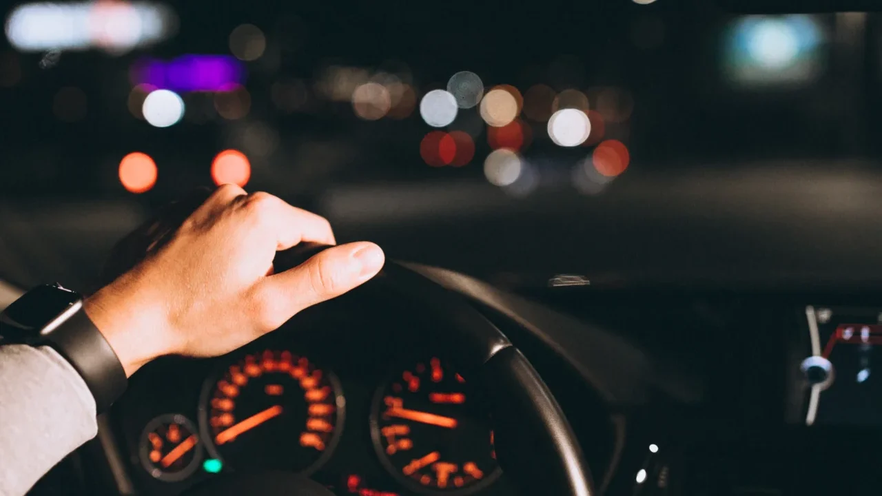 Homem A Conduzir À Noite