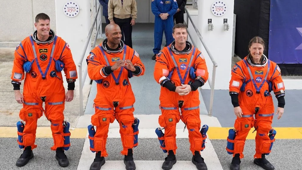 Astronautas Acordam Na Cápsula Orion