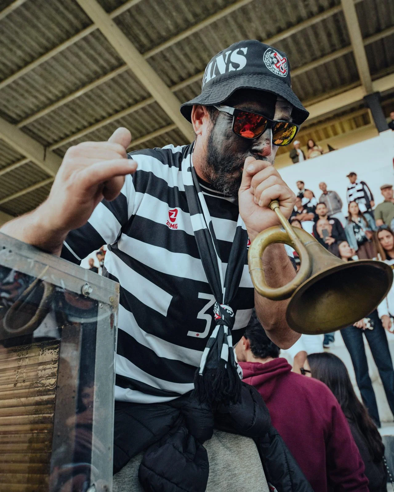 Adepto vareiro a fazer a festa nas bancas