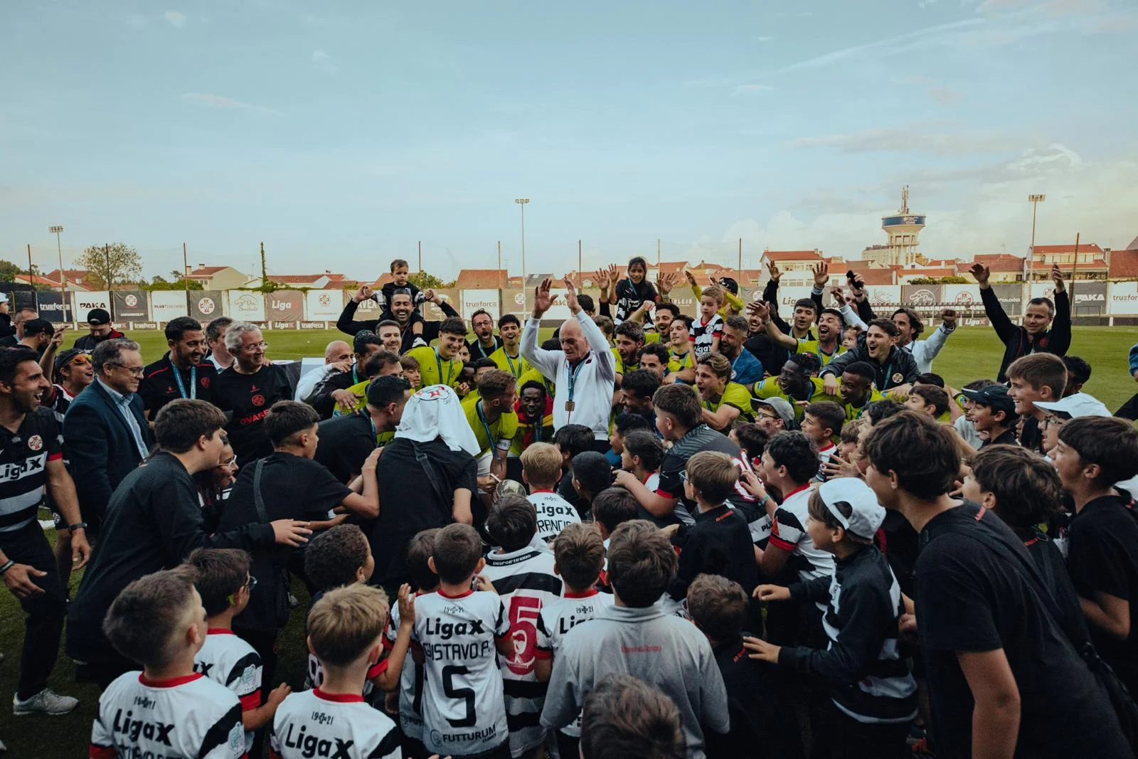 O erguer do troféu em pleno relvado