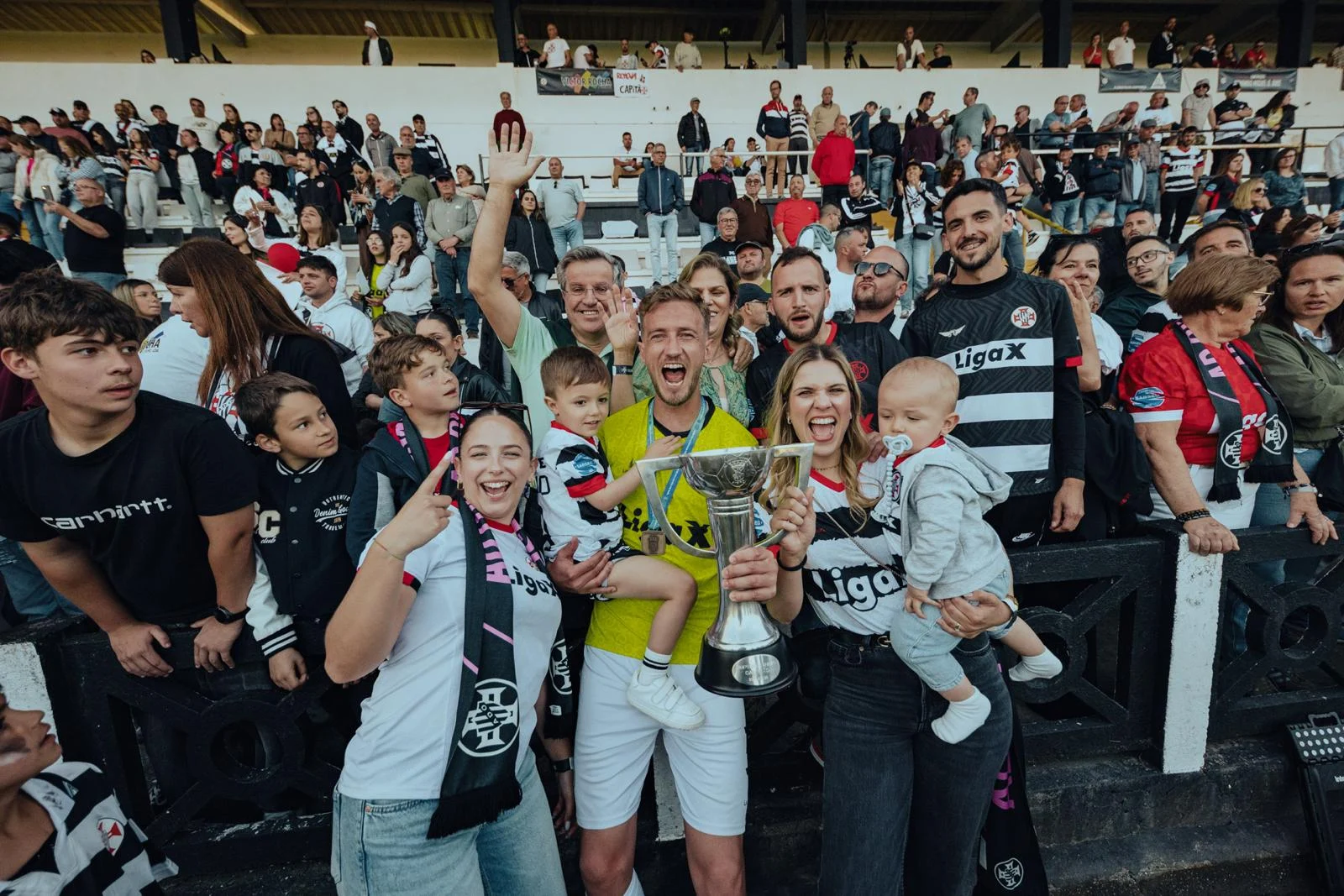O capitão Carvalho com a taça e a família