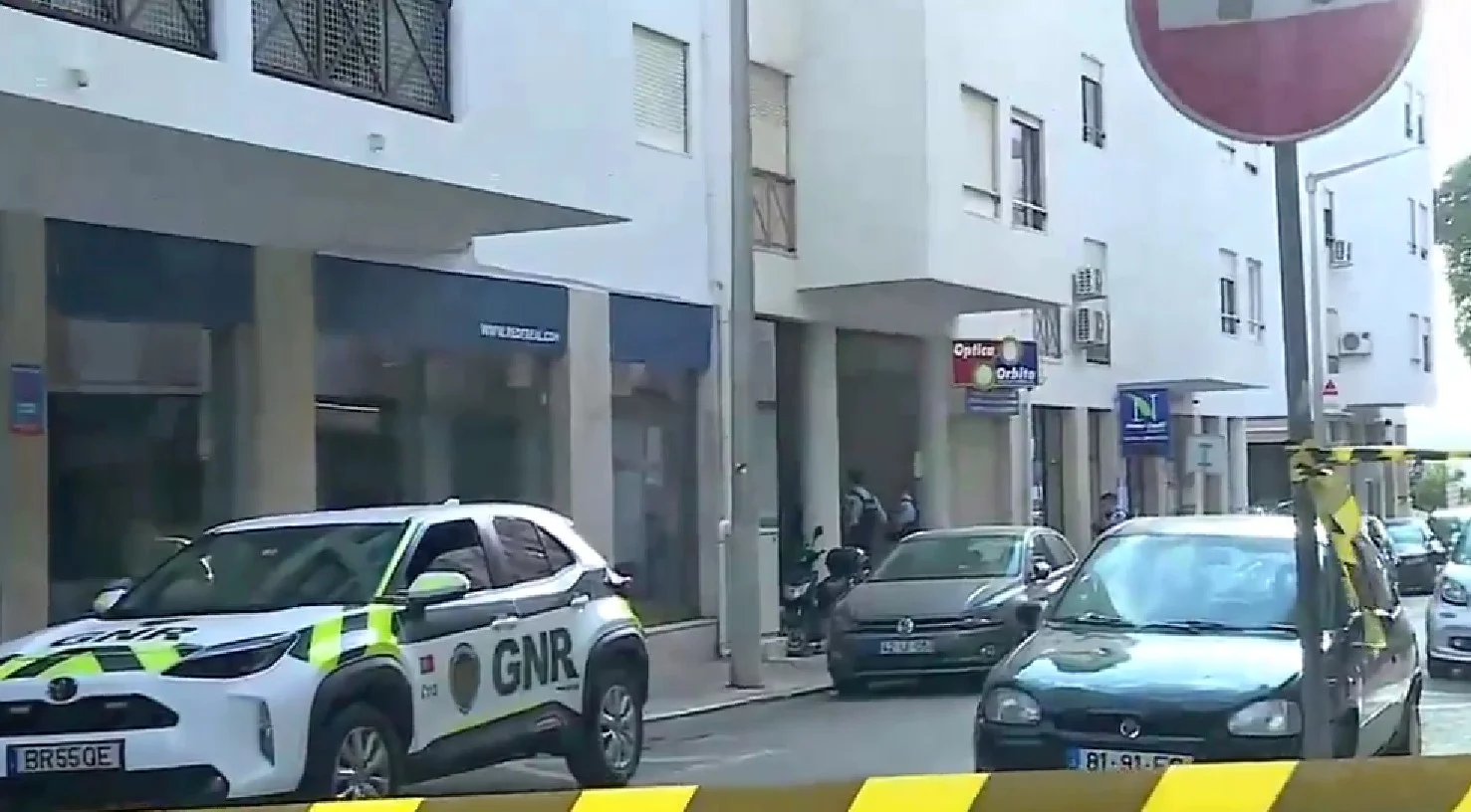 Homem Barricado Em Loule